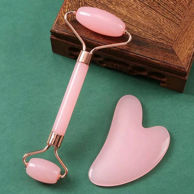 Detalle del rodillo facial y la piedra gua sha