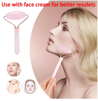 Rodillo facial rosa para rutina de cuidado facial